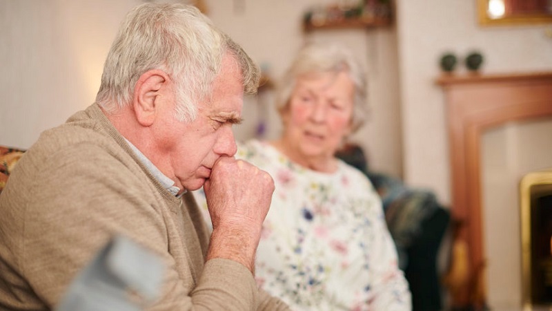Tình trạng ho có đờm kéo dài ở người cao tuổi có nguy hiểm không?
