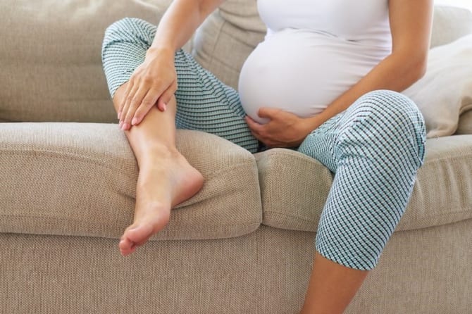 Làm sao để mẹ bầu giảm phù chân trong thời kì mang thai?