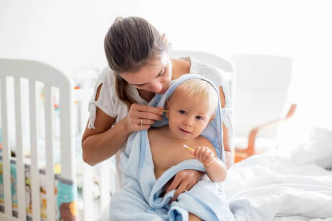 Ba mẹ cần lưu ý những gì khi vệ sinh tai cho trẻ sơ sinh?